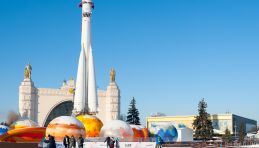 Moscou - Pavillon du Cosmos à VDNKh - Exterieur avec fusée