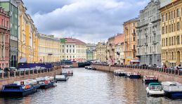 Saint-Pétersbourg - Vue au-dessus de rivière de Moïka